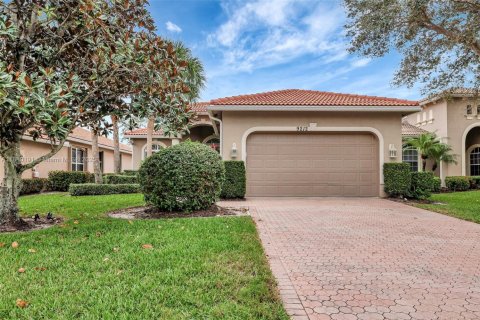 House in Port St. Lucie, Florida 3 bedrooms, 193.79 sq.m. № 1752603 - photo 2