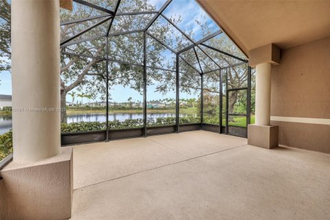 House in Port St. Lucie, Florida 3 bedrooms, 193.79 sq.m. № 1752603 - photo 3