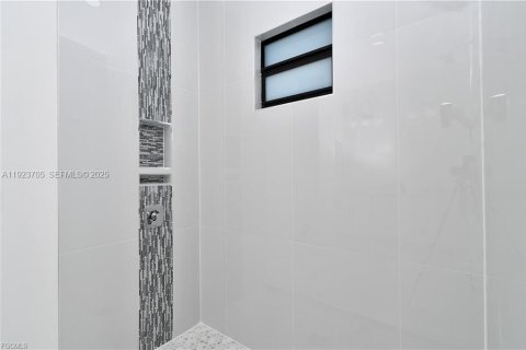 Casa en venta en Lehigh Acres, Florida, 4 dormitorios № 1982101 - foto 15