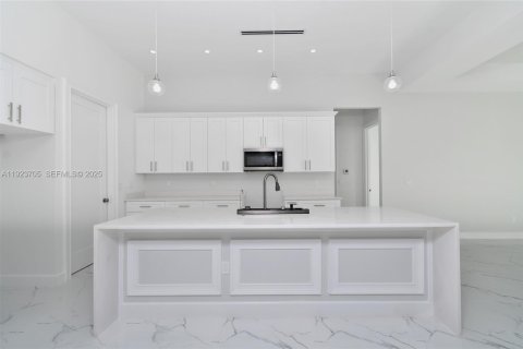 Casa en venta en Lehigh Acres, Florida, 4 dormitorios № 1982101 - foto 8