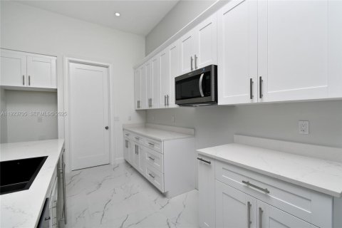 Casa en venta en Lehigh Acres, Florida, 4 dormitorios № 1982101 - foto 9