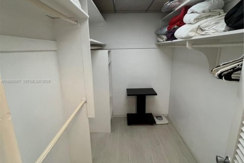 Copropriété à louer à Hollywood, Floride: 2 chambres, 126.35 m2 № 2337153 - photo 12