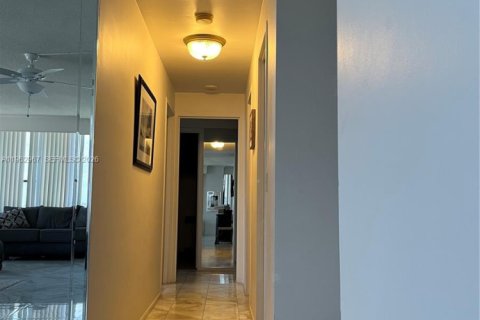 Copropriété à louer à Hollywood, Floride: 2 chambres, 126.35 m2 № 2337153 - photo 7