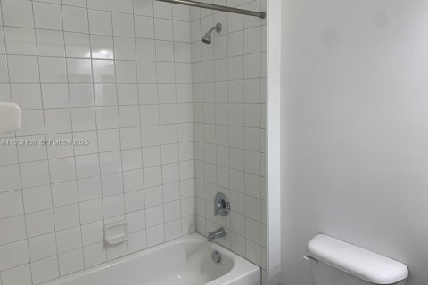 Adosado en alquiler en Tamarac, Florida, 2 dormitorios, 96.25 m2 № 2035545 - foto 13