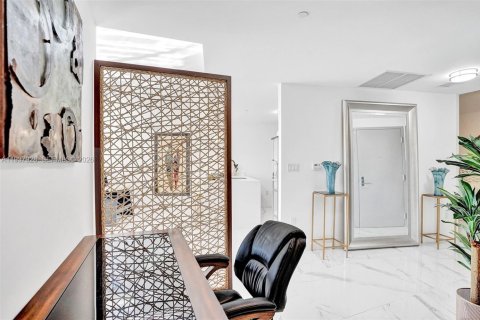 Condominio en alquiler en Miami, Florida, 3 dormitorios, 173.26 m2 № 1995682 - foto 4