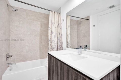 Condominio en alquiler en Miami, Florida, 3 dormitorios, 173.26 m2 № 1995682 - foto 10