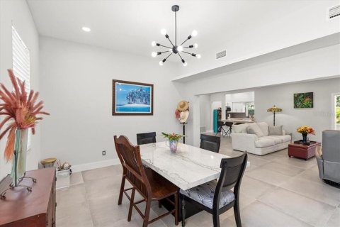 House in Saint Petersburg, Florida 4 bedrooms, 267.84 sq.m. № 1669971 - photo 14
