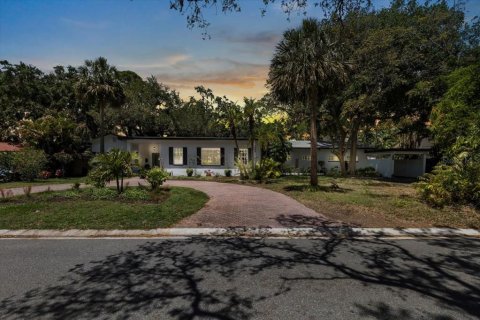 House in Saint Petersburg, Florida 4 bedrooms, 267.84 sq.m. № 1669971 - photo 1