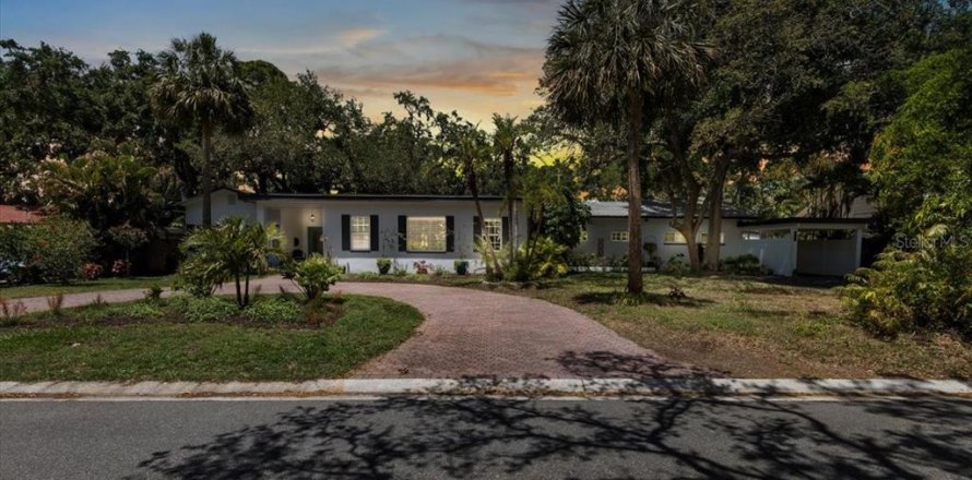 House in Saint Petersburg, Florida 4 bedrooms, 267.84 sq.m. № 1669971