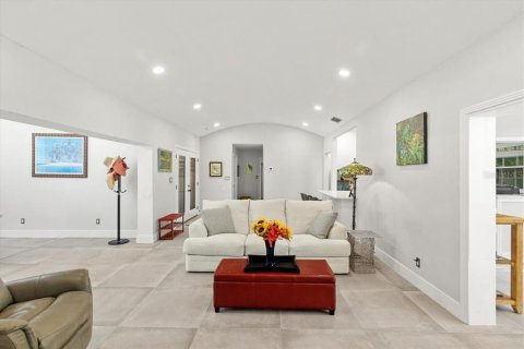 House in Saint Petersburg, Florida 4 bedrooms, 267.84 sq.m. № 1669971 - photo 7