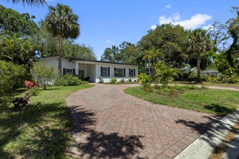 House in Saint Petersburg, Florida 4 bedrooms, 267.84 sq.m. № 1669971 - photo 2