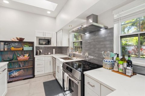 House in Saint Petersburg, Florida 4 bedrooms, 267.84 sq.m. № 1669971 - photo 25