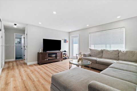 House in Tamarac, Florida 2 bedrooms, 96.99 sq.m. № 2006649 - photo 11