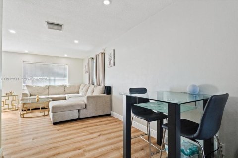 House in Tamarac, Florida 2 bedrooms, 96.99 sq.m. № 2006649 - photo 18