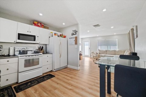 House in Tamarac, Florida 2 bedrooms, 96.99 sq.m. № 2006649 - photo 13