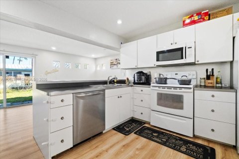 House in Tamarac, Florida 2 bedrooms, 96.99 sq.m. № 2006649 - photo 16