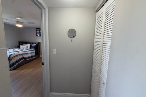 Copropriété à vendre à Miami, Floride: 2 chambres, 94.2 m2 № 2385155 - photo 11