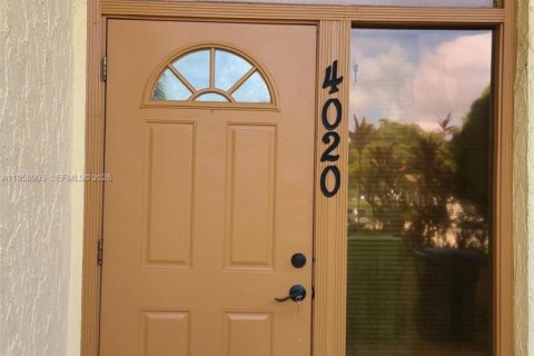 Кондоминиум с 4 спальнями в Санрайз, Флорида № 2017587