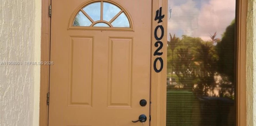 Кондоминиум с 4 спальнями в Санрайз, Флорида № 2017587