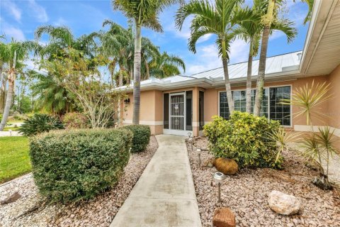House in Port Charlotte, Florida 3 bedrooms, 211.17 sq.m. № 1573010 - photo 1