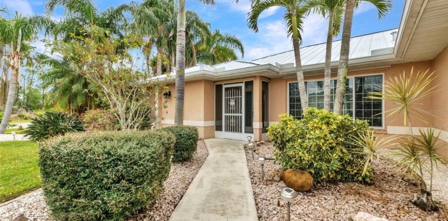 Casa en Port Charlotte, Florida 3 dormitorios, 211.17 m2 № 1573010