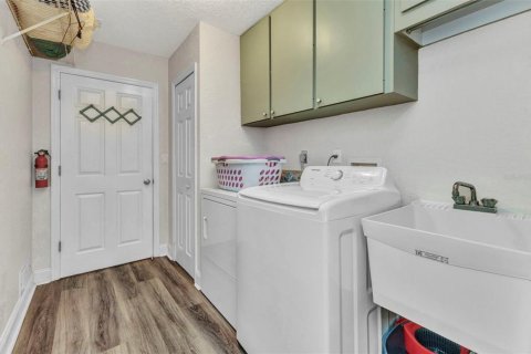 House in Port Charlotte, Florida 3 bedrooms, 211.17 sq.m. № 1573010 - photo 15