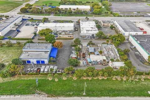 Commercial property in Pompano Beach, Florida № 2146750