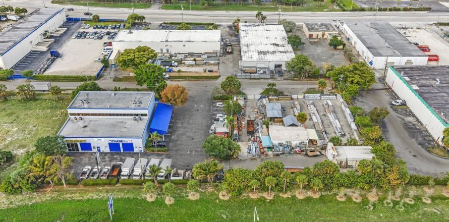 Commercial property in Pompano Beach, Florida № 2146750