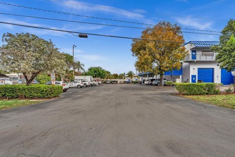 Commercial property in Pompano Beach, Florida № 2146750 - photo 8