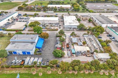 Commercial property in Pompano Beach, Florida № 2146750 - photo 17