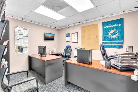 Commercial property in Pompano Beach, Florida № 2146750 - photo 28
