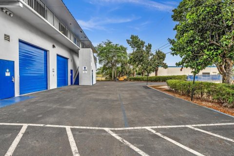 Commercial property in Pompano Beach, Florida № 2146750 - photo 2