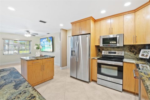 House in Plantation, Florida 3 bedrooms, 143.44 sq.m. № 1880246 - photo 8