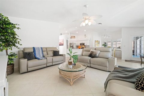 Villa ou maison à louer à Estero, Floride: 3 chambres, 152.82 m2 № 2283754 - photo 10