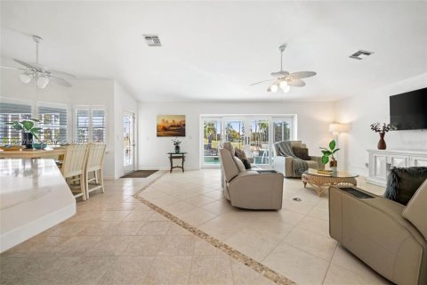 Villa ou maison à louer à Estero, Floride: 3 chambres, 152.82 m2 № 2283754 - photo 9