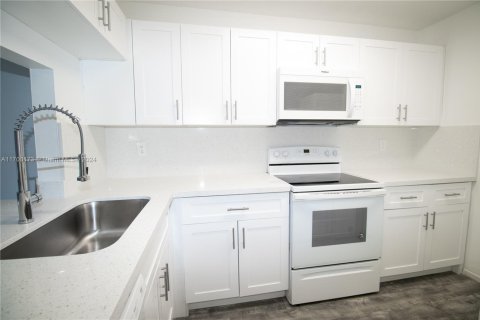 Condo in Pembroke Pines, Florida, 2 bedrooms  № 1812217 - photo 1