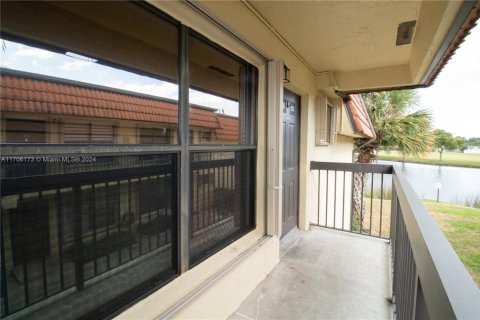 Condo in Pembroke Pines, Florida, 2 bedrooms  № 1812217 - photo 13
