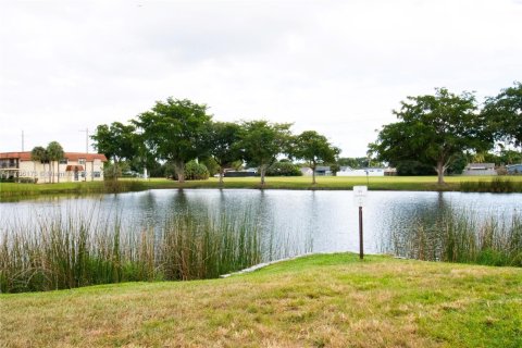 Condo in Pembroke Pines, Florida, 2 bedrooms  № 1812217 - photo 16
