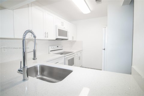 Condo in Pembroke Pines, Florida, 2 bedrooms  № 1812217 - photo 3