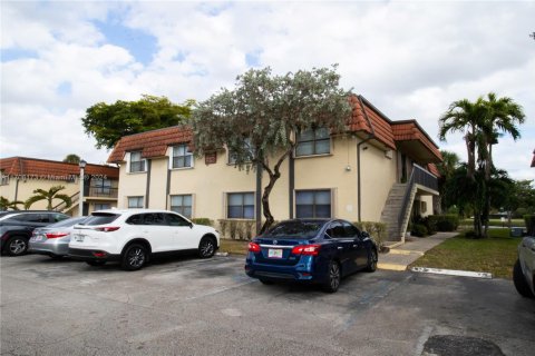 Condo in Pembroke Pines, Florida, 2 bedrooms  № 1812217 - photo 14