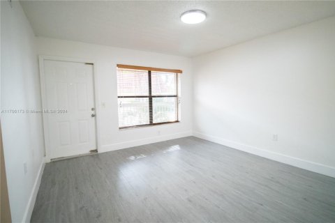 Condo in Pembroke Pines, Florida, 2 bedrooms  № 1812217 - photo 6