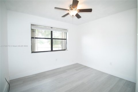 Condo in Pembroke Pines, Florida, 2 bedrooms  № 1812217 - photo 8