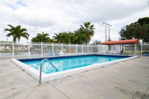 Condo in Pembroke Pines, Florida, 2 bedrooms  № 1812217 - photo 17