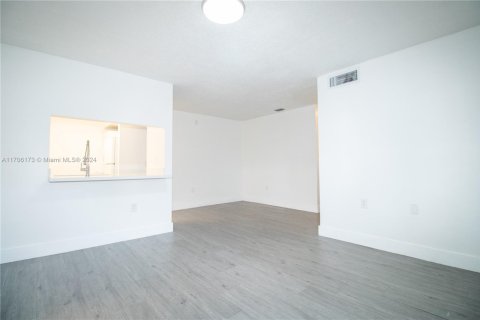Condo in Pembroke Pines, Florida, 2 bedrooms  № 1812217 - photo 5