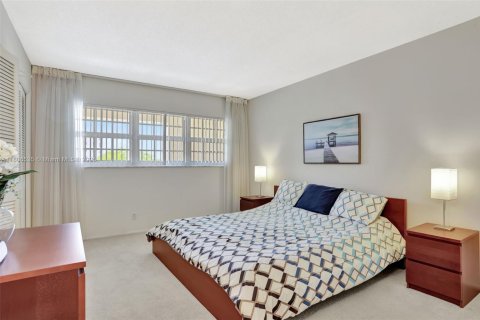 Condo in Pompano Beach, Florida, 2 bedrooms  № 1755911 - photo 20