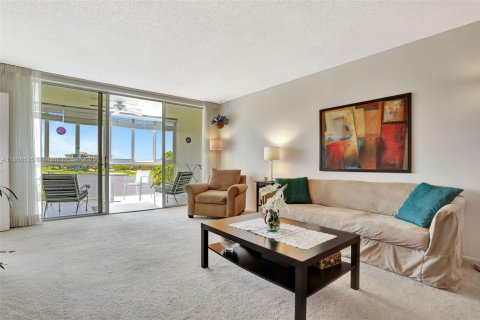 Condo in Pompano Beach, Florida, 2 bedrooms  № 1755911 - photo 10