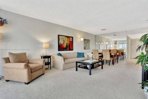 Condo in Pompano Beach, Florida, 2 bedrooms  № 1755911 - photo 12