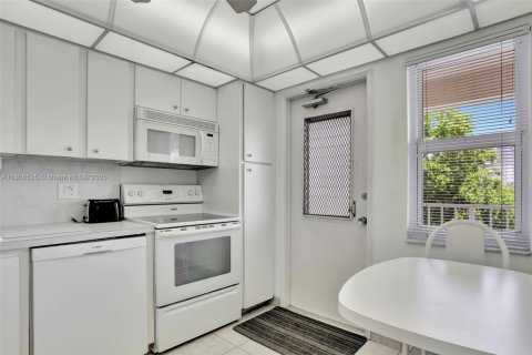 Condo in Pompano Beach, Florida, 2 bedrooms  № 1755911 - photo 4