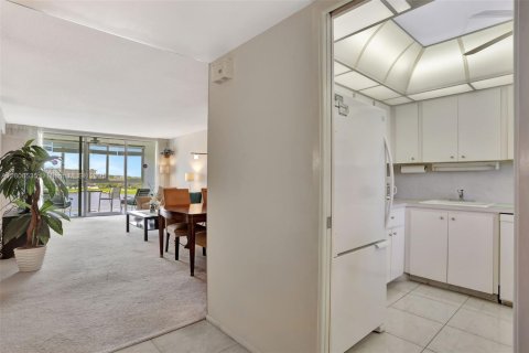 Condo in Pompano Beach, Florida, 2 bedrooms  № 1755911 - photo 3