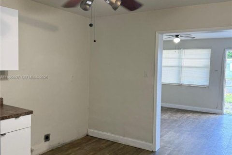 Villa ou maison à louer à Fort Lauderdale, Floride: 2 chambres, 72.84 m2 № 2059648 - photo 3